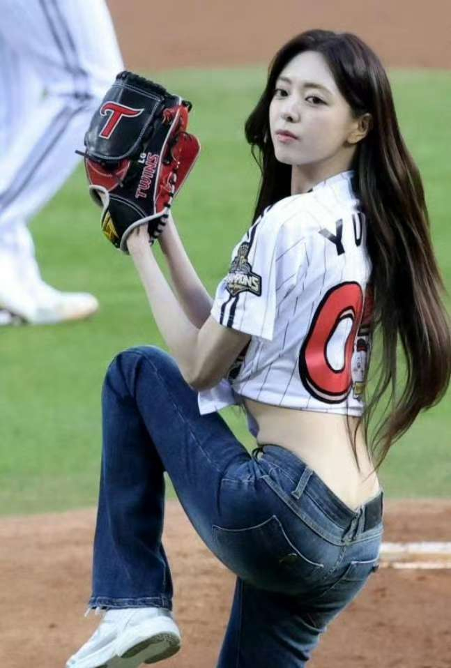 开云官网-申有娜现身蚕室棒球场开球_新浪新闻